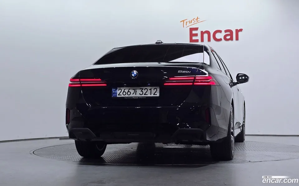 BMW 5 Series 520i M 2023 — thumbnail 4
