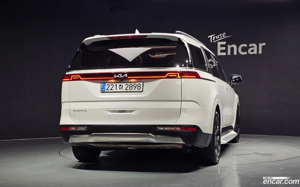 Kia Carnival 7 2023 — thumbnail 4