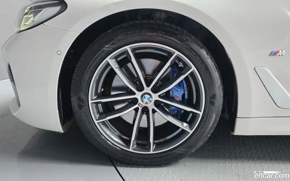 BMW 5 Series 520i M 2022 — thumbnail 2