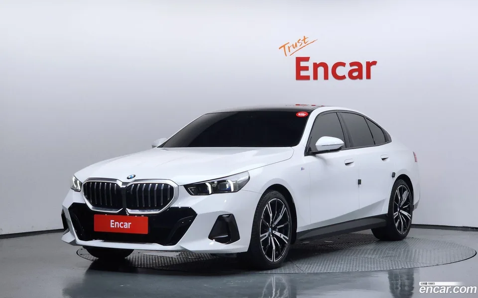 BMW 5 Series 530i xDrive M 2025 — фото 1, купить с доставкой в Москву