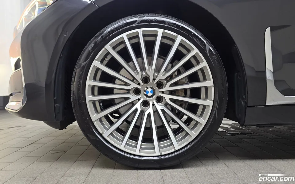 BMW 7 Series 740i 2022 — thumbnail 2