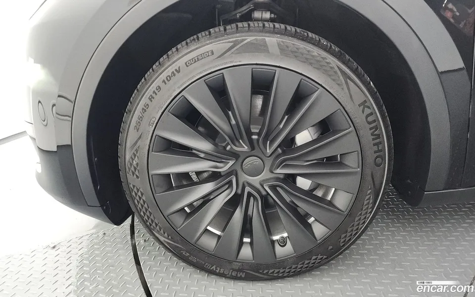 Tesla Model Y RWD 2023 — thumbnail 2