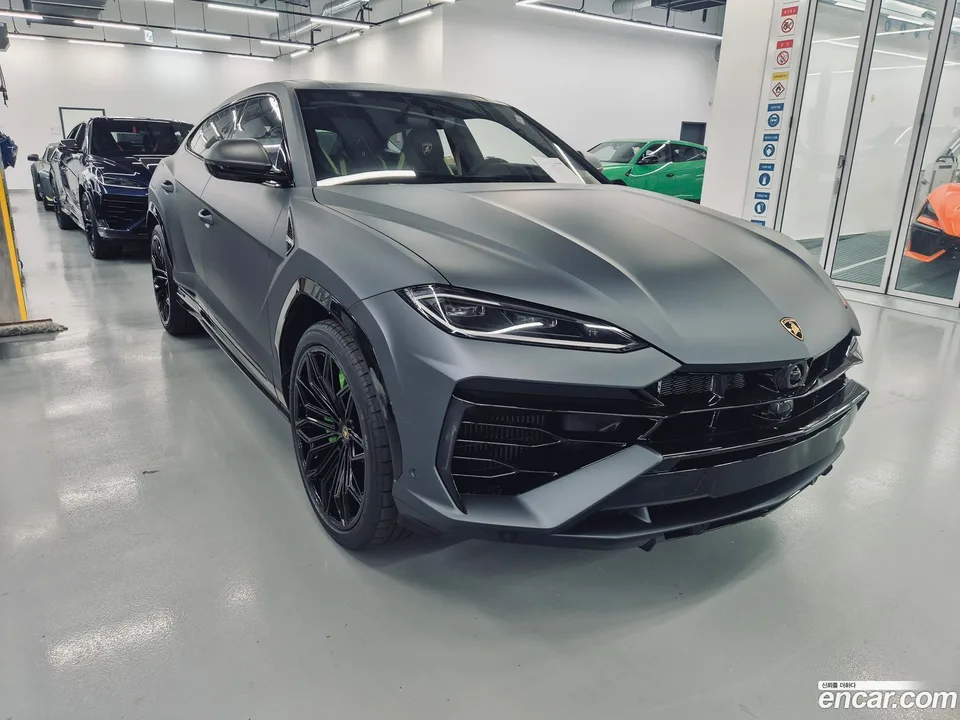 Lamborghini Urus 4.0 V8 SE 2025 — photo 1, buy with delivery to Moscow
