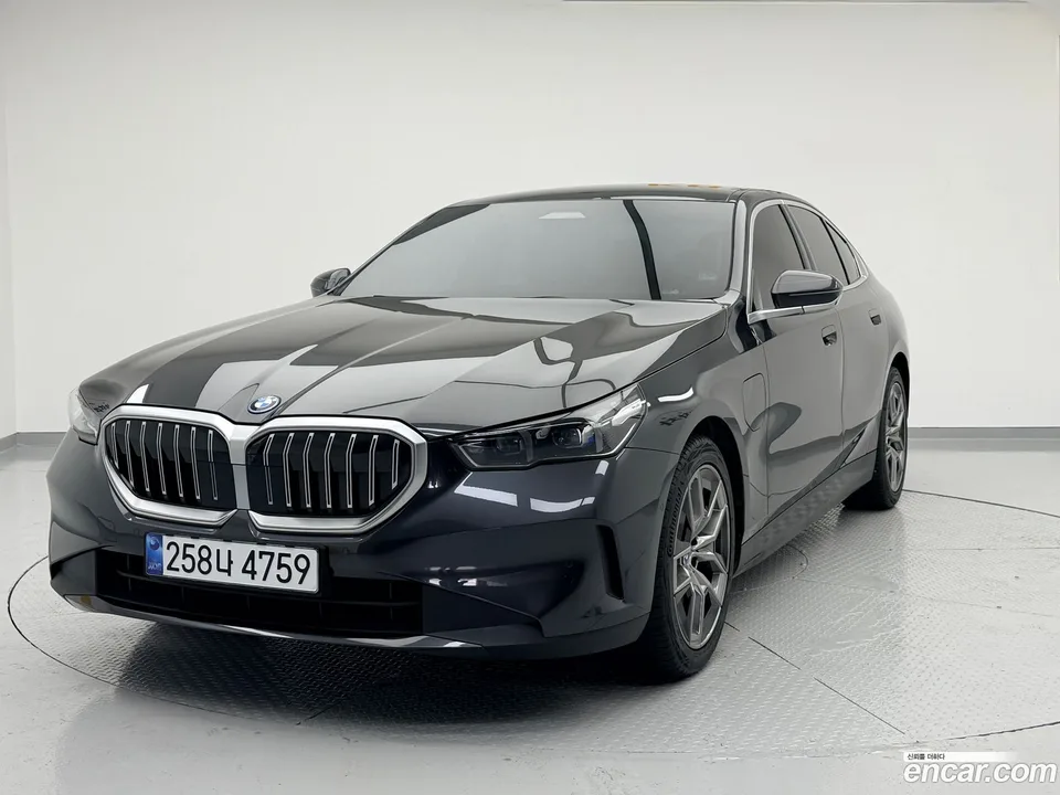 BMW 5 Series 530e 2025 — photo 1, buy with delivery to Moscow