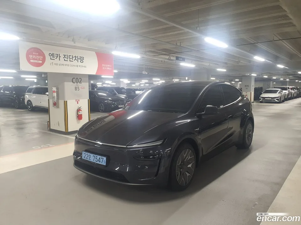 Tesla Model Y L AWD 2026 — photo 1, buy with delivery to Moscow