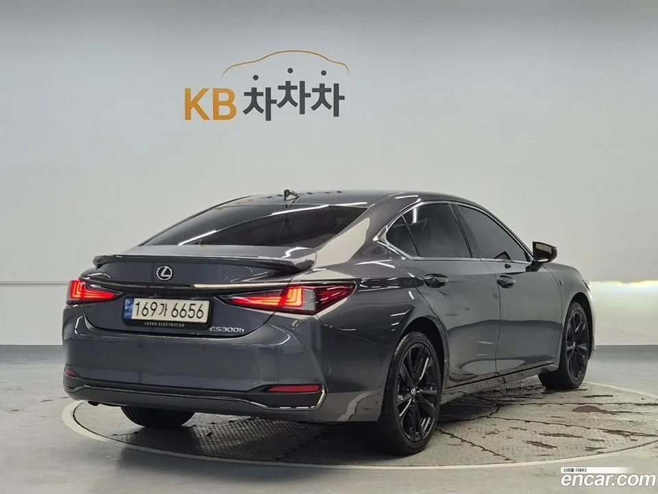 Lexus ES 300h F-Sport 2024 — thumbnail 3