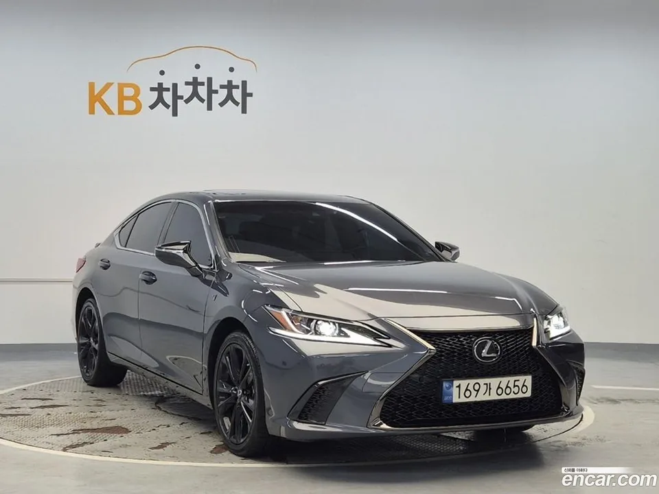 Lexus ES 300h F-Sport 2024 — thumbnail 4