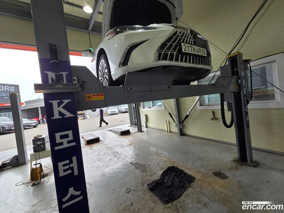 Lexus ES 300h 2025 — photo 1, buy with delivery to Moscow