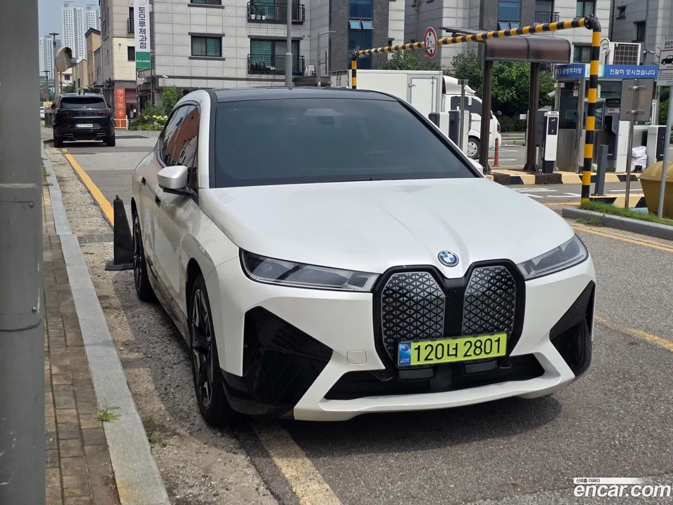 BMW iX xDrive50 2024 — thumbnail 3