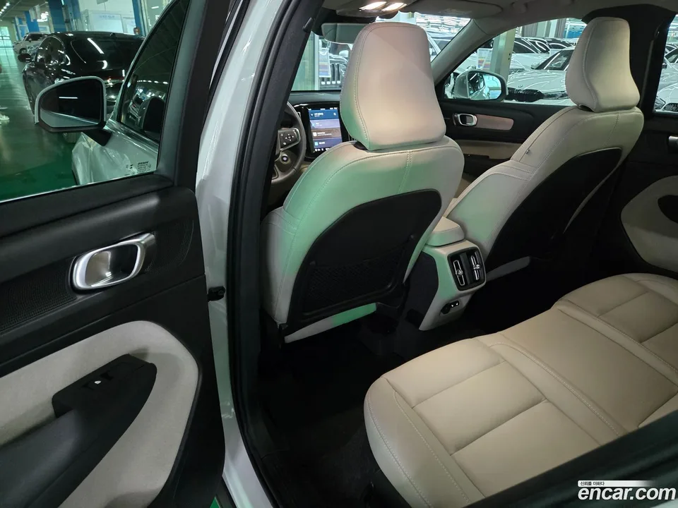 Volvo XC40 B4 2024 — thumbnail 3