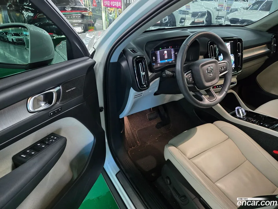 Volvo XC40 B4 2024 — thumbnail 4