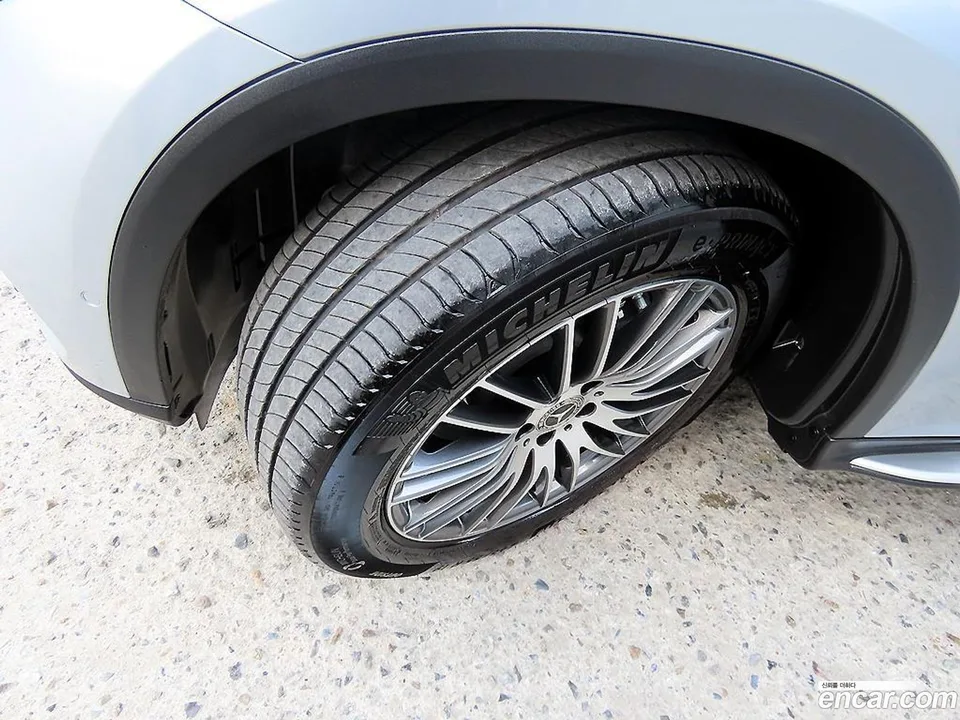 Mercedes-Benz GLC-Class GLC300 4MATIC 2025 — thumbnail 5