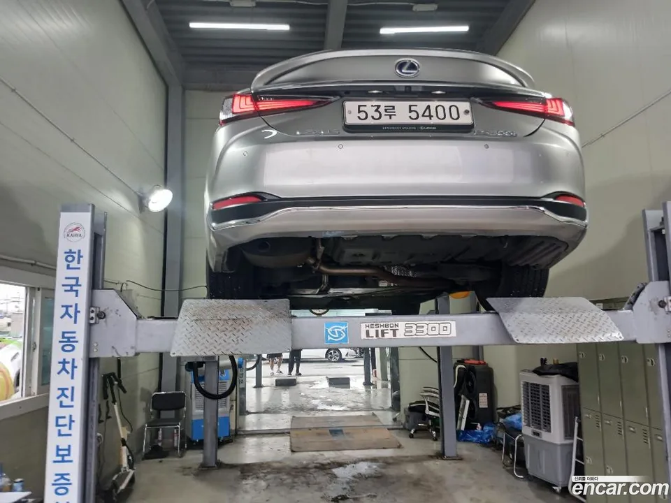 Lexus ES 300h 2022 — thumbnail 2