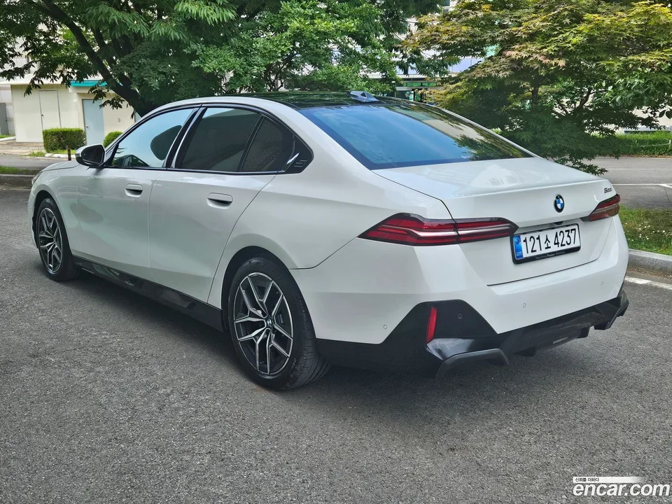 BMW 5 Series 520i M 2025 — thumbnail 2