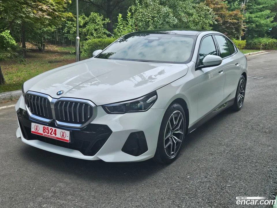 BMW 5 Series 520i M 2025 — thumbnail 3