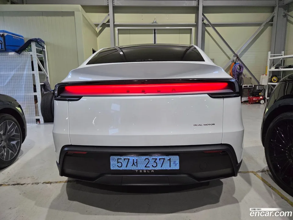 Tesla Model Y AWD 2025 — thumbnail 4