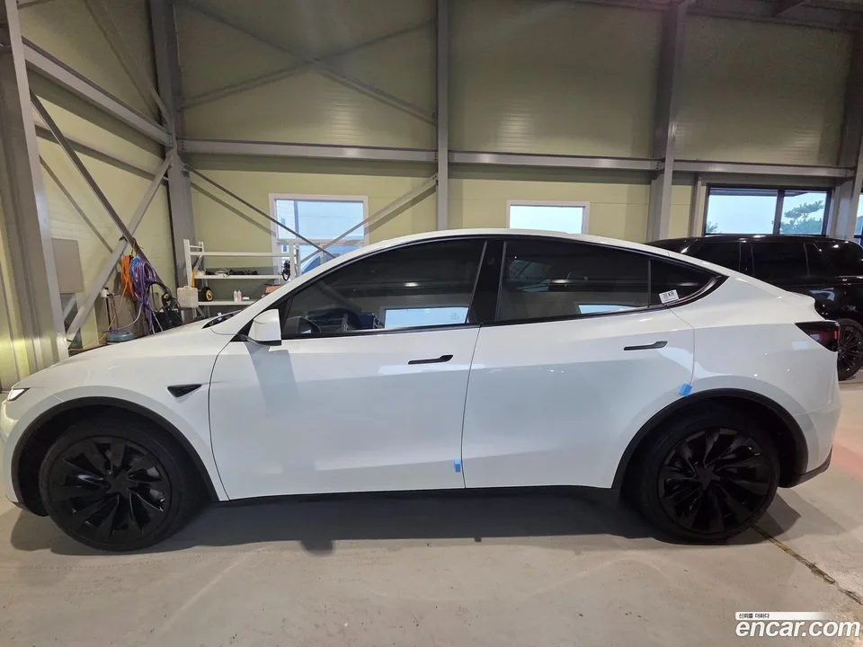 Tesla Model Y AWD 2025 — thumbnail 5