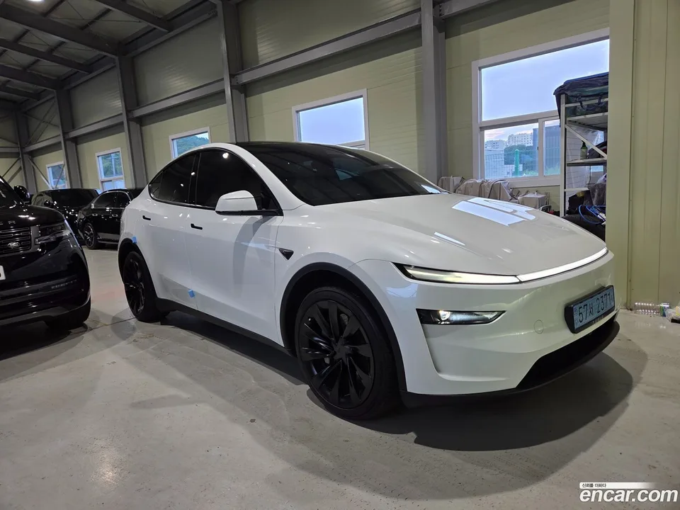 Tesla Model Y AWD 2025 — photo 1, buy with delivery to Moscow