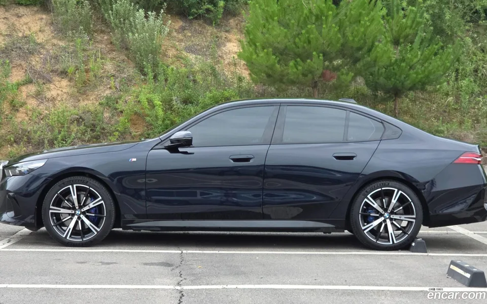 BMW 5 Series 530i xDrive M 2025 — thumbnail 2