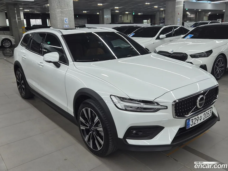Volvo V60 Cross Country B5 AWD 2023 — thumbnail 2