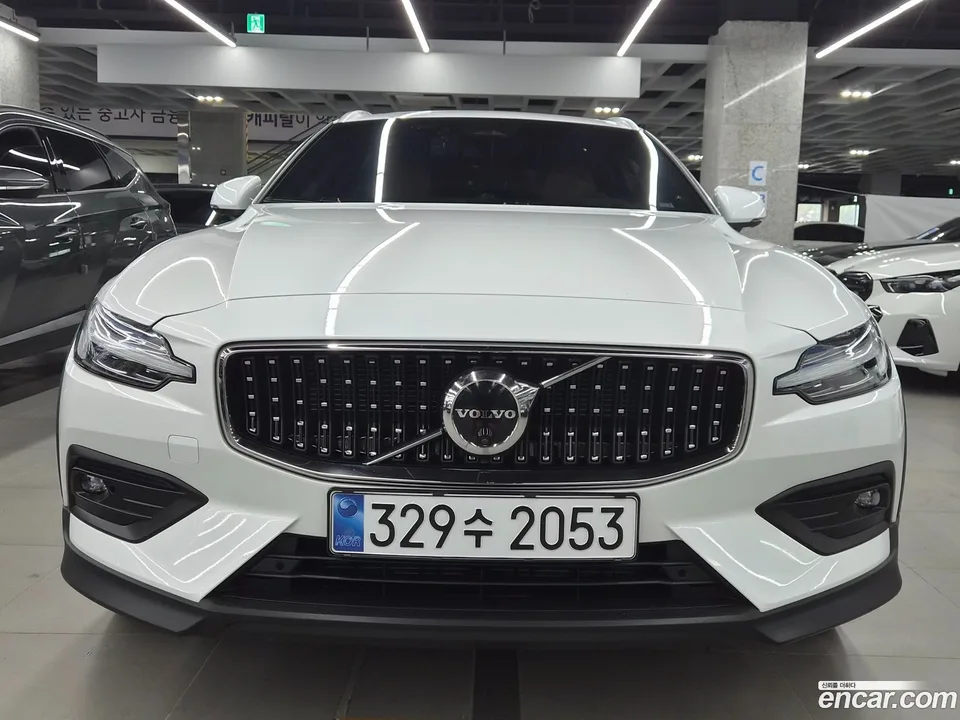 Volvo V60 Cross Country B5 AWD 2023 — photo 1, buy with delivery to Moscow