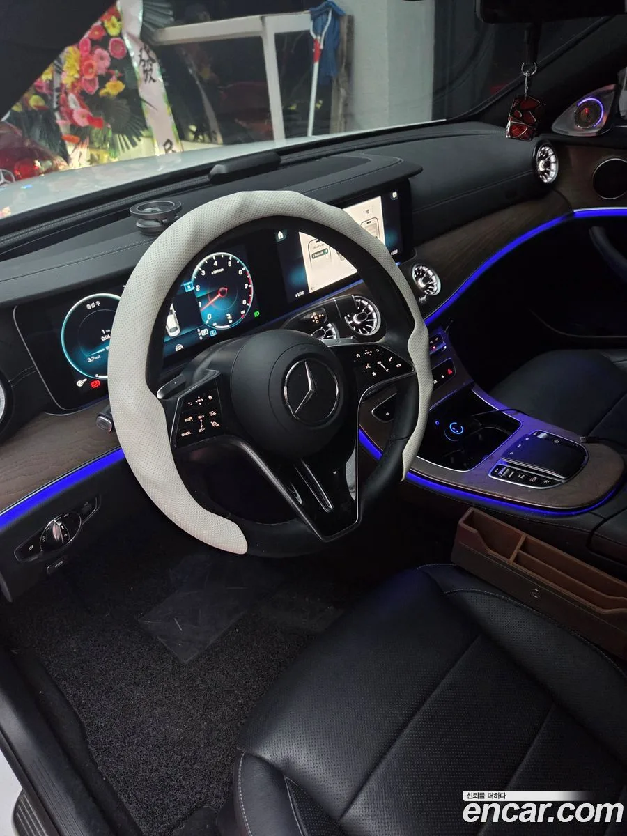 Mercedes-Benz E-Class E250 2023 — thumbnail 2