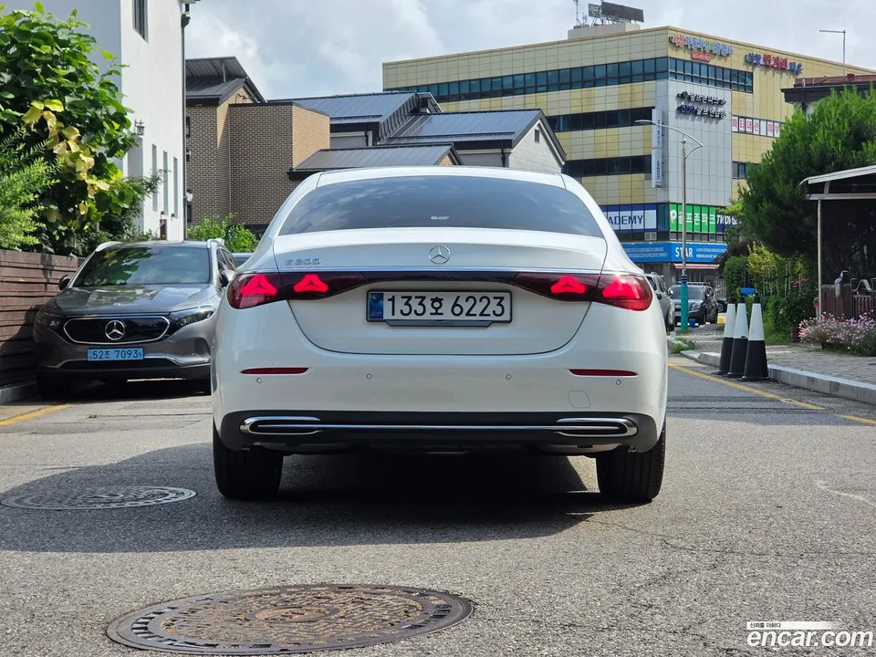 Mercedes-Benz E-Class E200 2025 — thumbnail 2