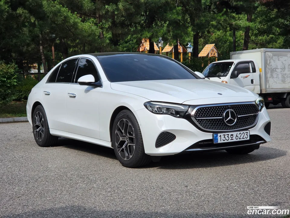 Mercedes-Benz E-Class E200 2025 — thumbnail 3