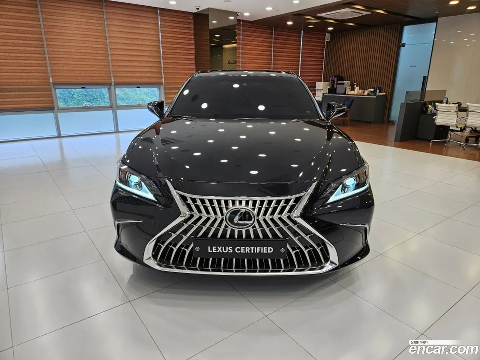 Lexus ES 300h 2025 — thumbnail 3