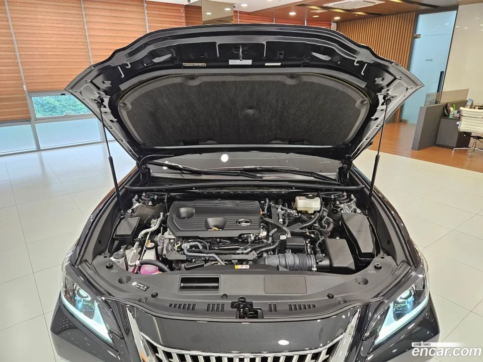 Lexus ES 300h 2025 — thumbnail 5
