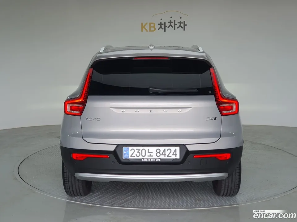 Volvo XC40 B4 2024 — thumbnail 4