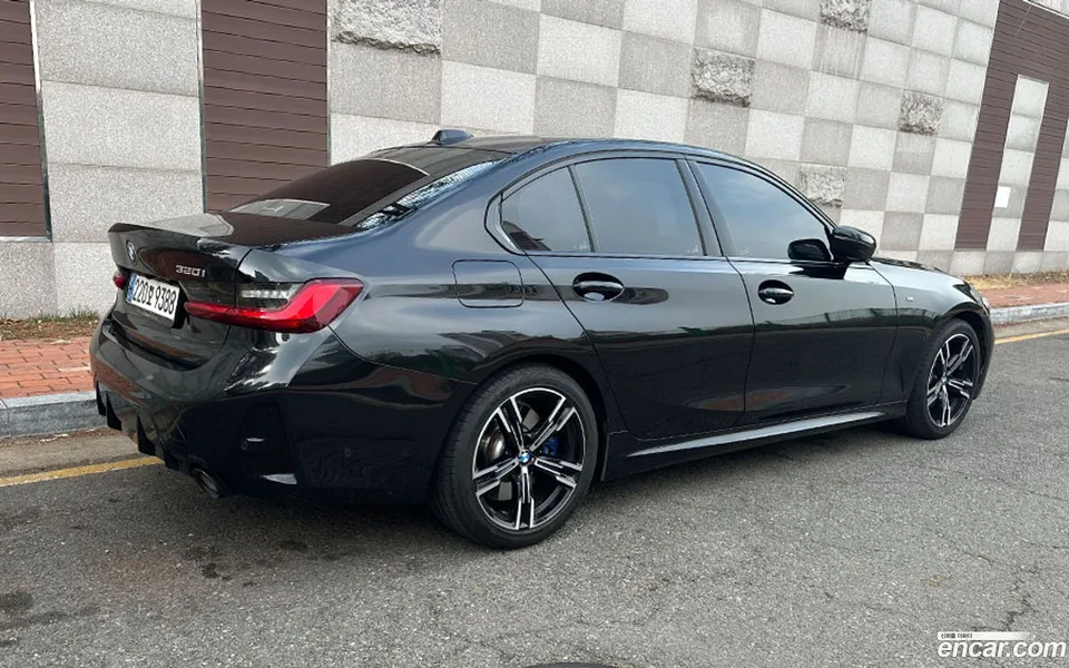 BMW 3 Series 320i M 2023 — thumbnail 2