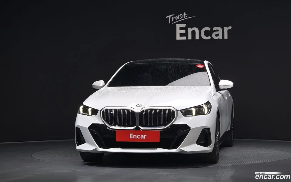 BMW 5 Series 520i M 2024 — thumbnail 3
