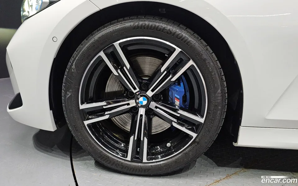 BMW 3 Series 320i M 2025 — thumbnail 2