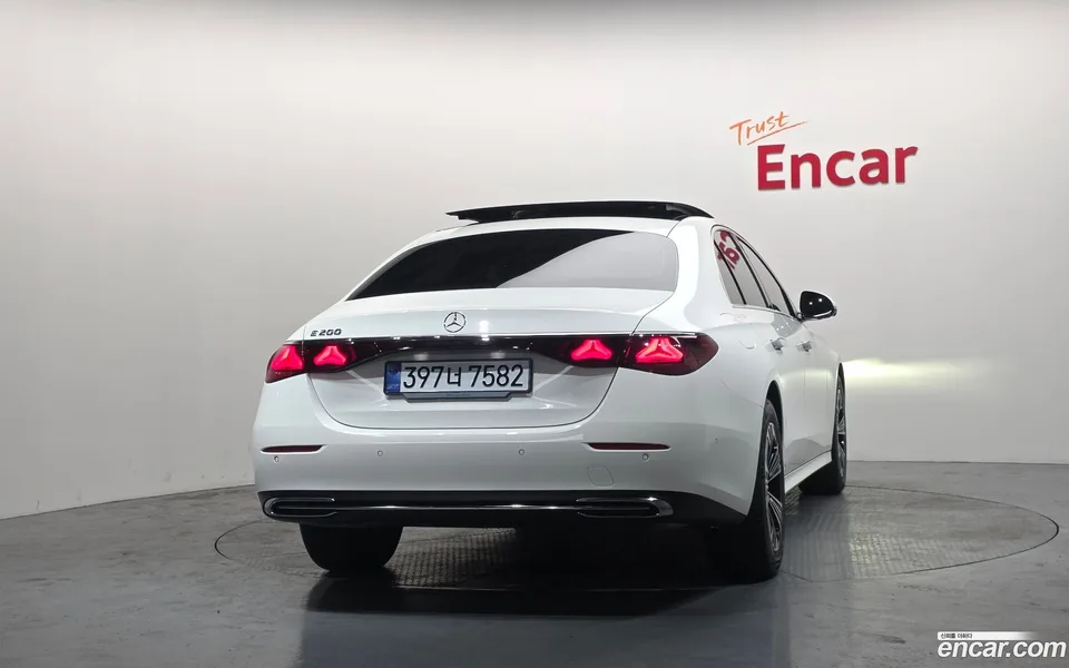 Mercedes-Benz E-Class E200 2026 — thumbnail 4