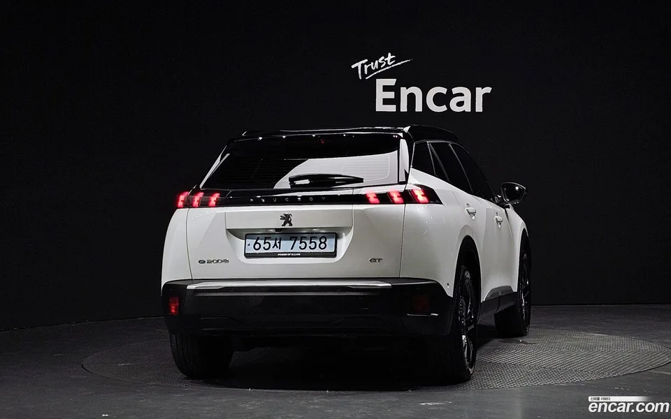 Peugeot e-2008 EV GT 2023 — миниатюра 4