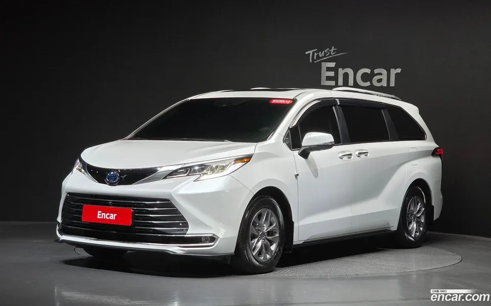 Toyota Sienna 2.5 AWD 2023 — photo 1, buy with delivery to Moscow