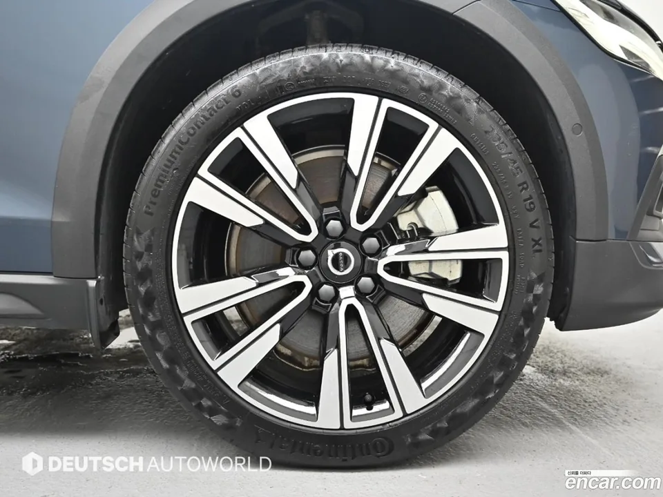 Volvo V60 Cross Country B5 AWD 2024 — thumbnail 2