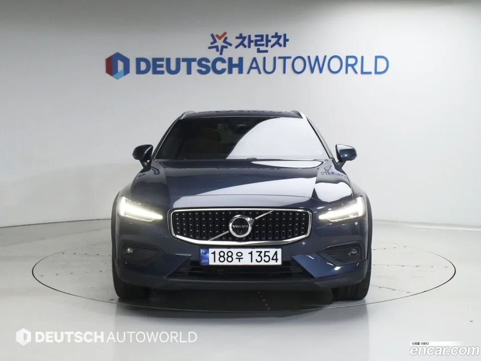 Volvo V60 Cross Country B5 AWD 2024 — thumbnail 3
