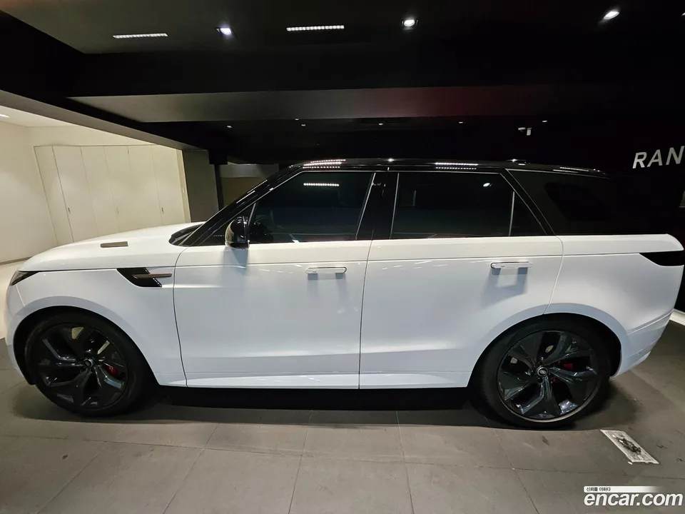 Land Rover Range Rover Sport D300 HSE 2023 — photo 1, buy with delivery to Moscow