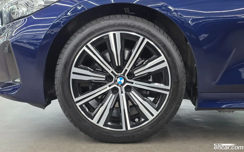 BMW 3 Series 320i 2025 — thumbnail 2