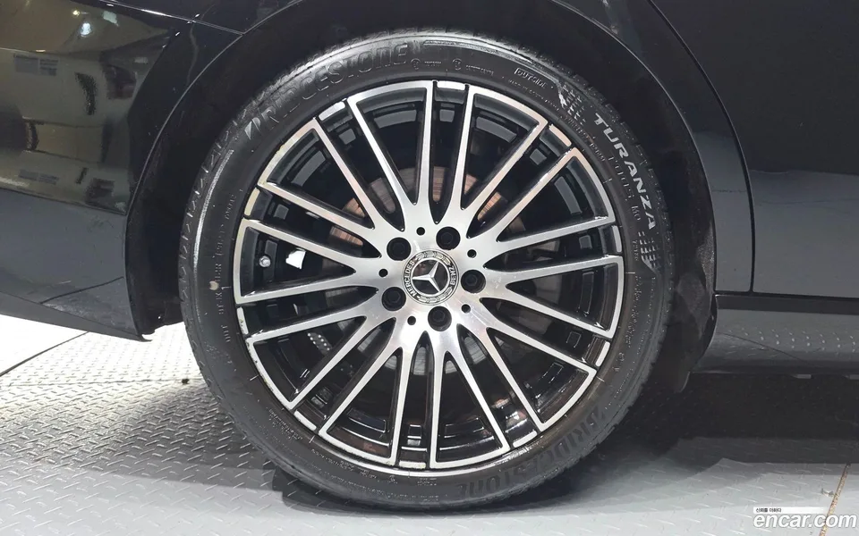 Mercedes-Benz C-Class C300 4MATIC 2023 — thumbnail 5