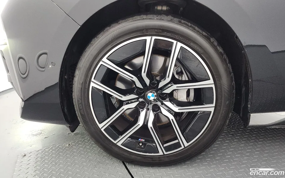 BMW 7 Series 740i xDrive M 2025 — thumbnail 2