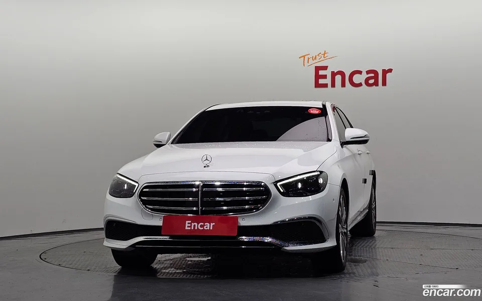 Mercedes-Benz E-Class E300e 4MATIC 2023 — thumbnail 3
