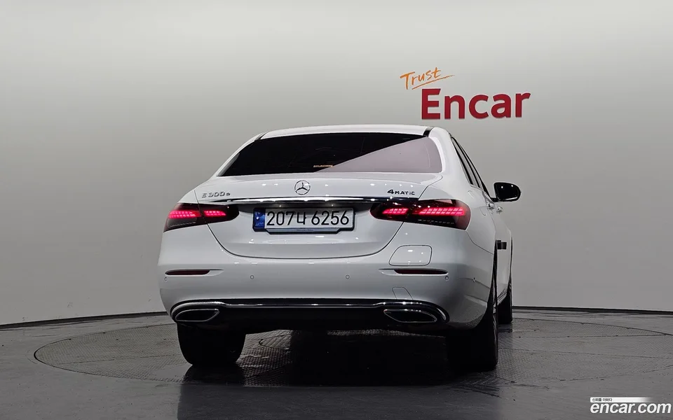 Mercedes-Benz E-Class E300e 4MATIC 2023 — thumbnail 4