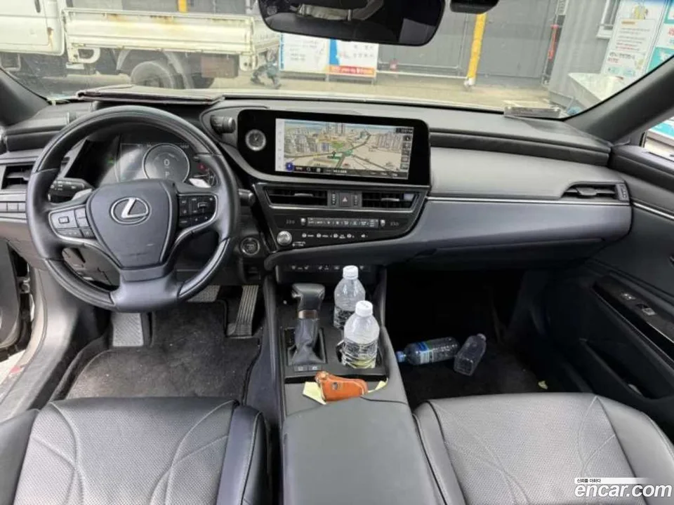 Lexus ES 300h 2022 — thumbnail 3