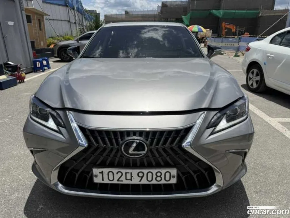 Lexus ES 300h 2022 — photo 1, buy with delivery to Moscow