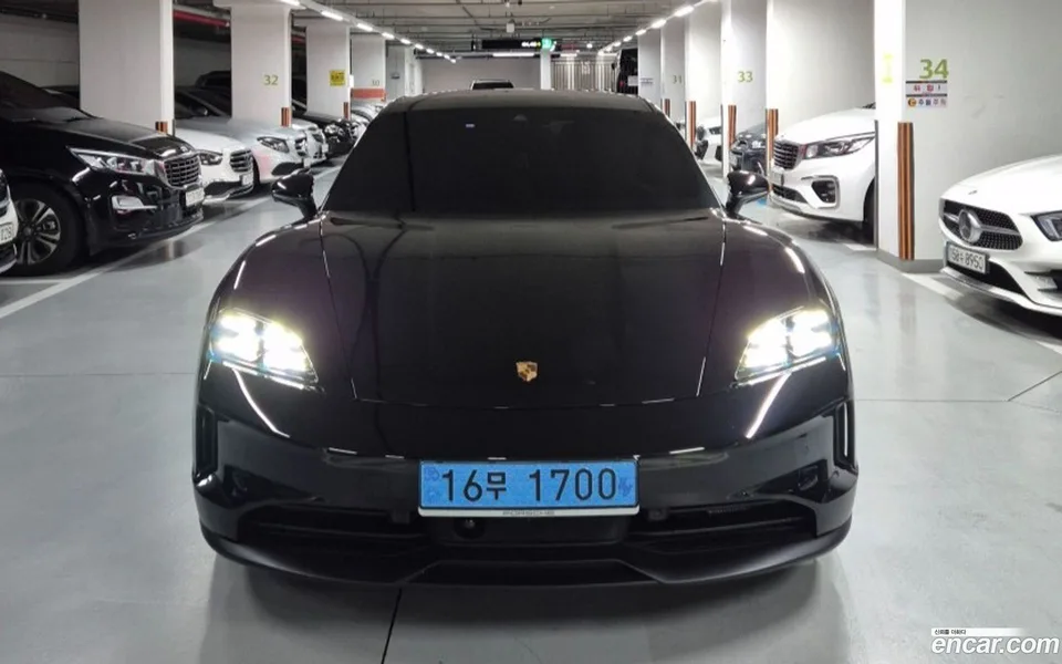 Porsche Taycan 4 2025 — thumbnail 3