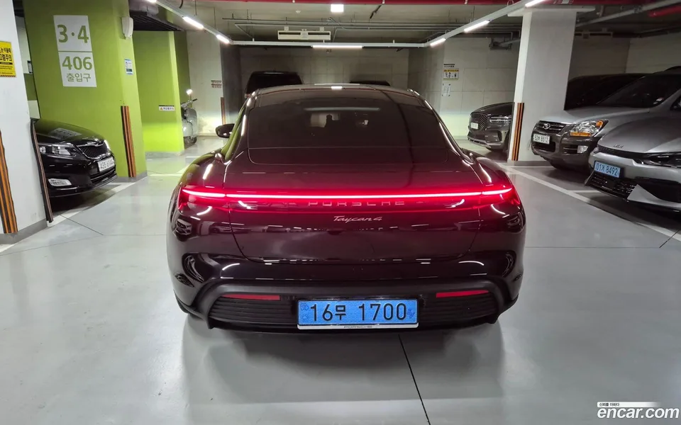 Porsche Taycan 4 2025 — thumbnail 4