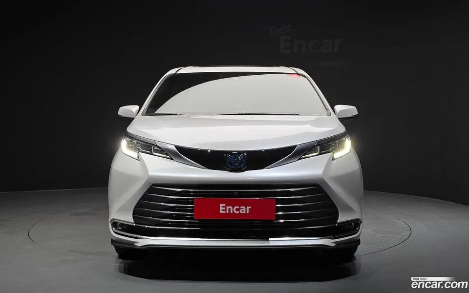 Toyota Sienna 2.5 2WD 2023 — thumbnail 3